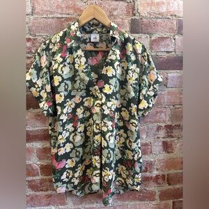 Cabi Replay Top in the "Flower Toss" print, Spring 2025 Top Size Small
